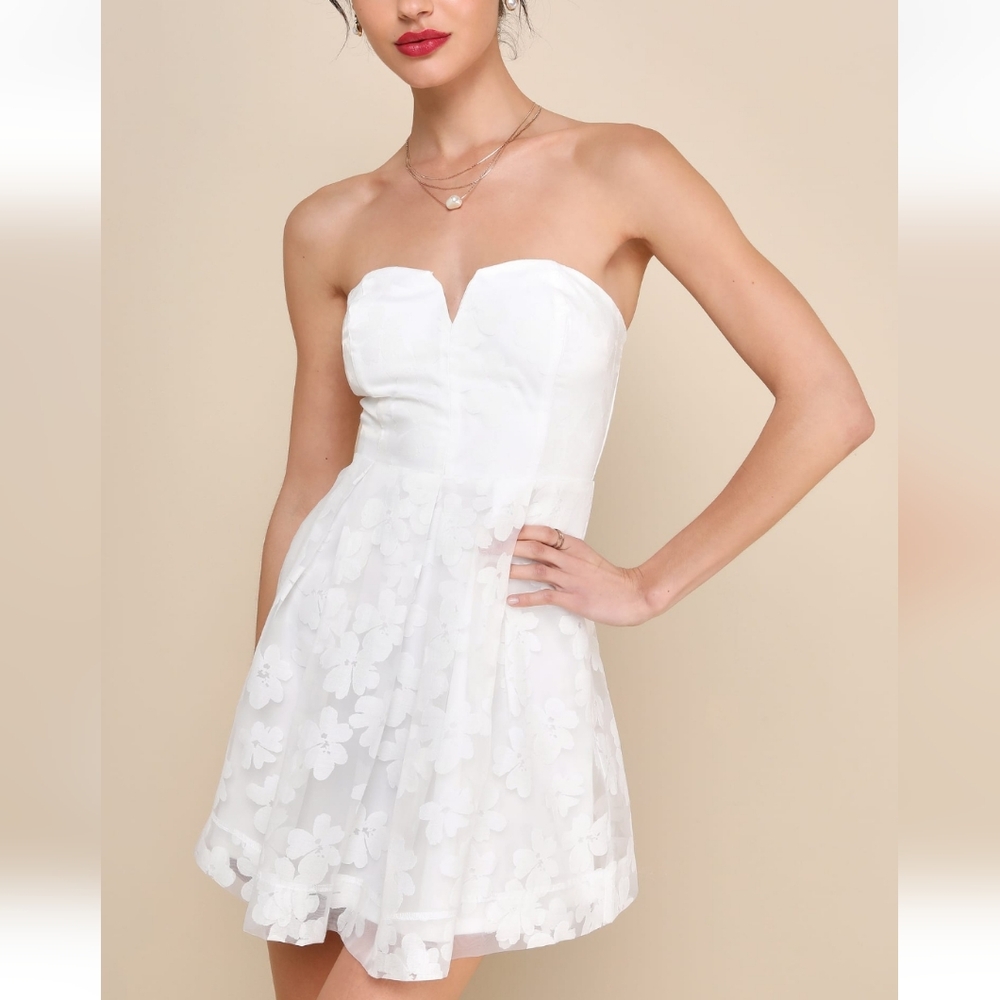 NWOT Lulus Distinctly Flirty White Floral Burnout Strapless Mini Dress S… - Picture 12 of 12